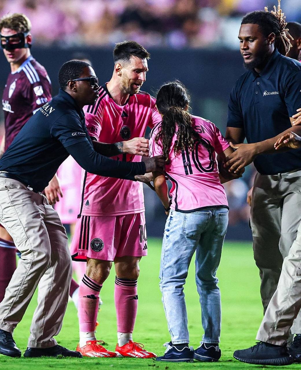 عکس| ذوقزدگی یک دختر پس از ملاقات با مسی