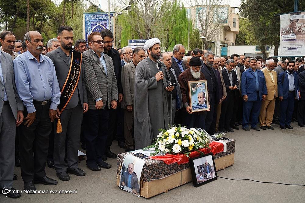 عکسی از نماز خواندن احمدی نژاد، بذرپاش و محمدرضا تابش بر پیکر حمید بهبهانی