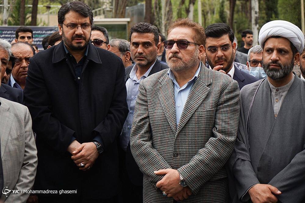 عکسی از نماز خواندن احمدی نژاد، بذرپاش و محمدرضا تابش بر پیکر حمید بهبهانی