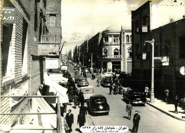 تهران قدیم | ژست جالب این دو نفر مقابل یک کفاشی، 73 سال قبل / عکس