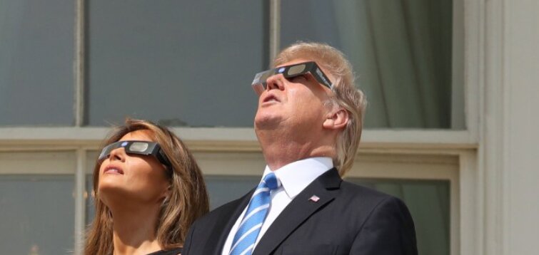 حیرت دونالد ترامپ و همسرش از آسمان بدون خورشید!
