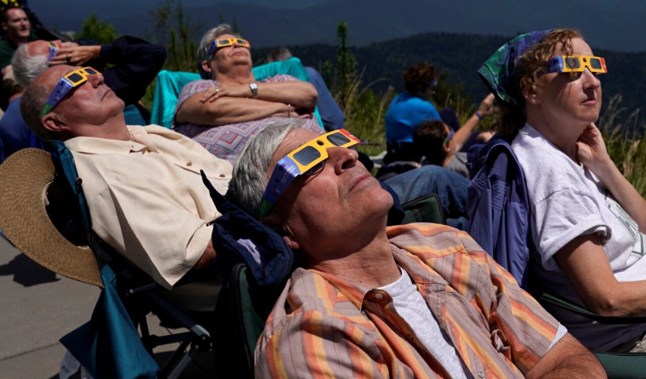 حیرت دونالدترامپ و آمریکاییها از آسمان بدون خورشید!/ عکس