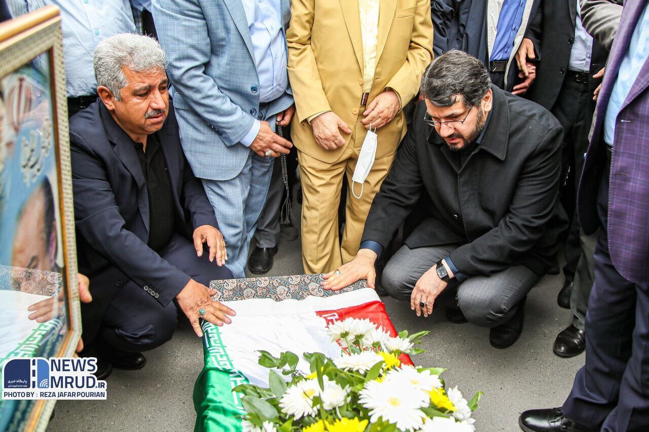 عکسی از احمدی نژاد درحال فاتحه خوانی بر پیکر وزیر فوت شده اش /بذرپاش هم آمد