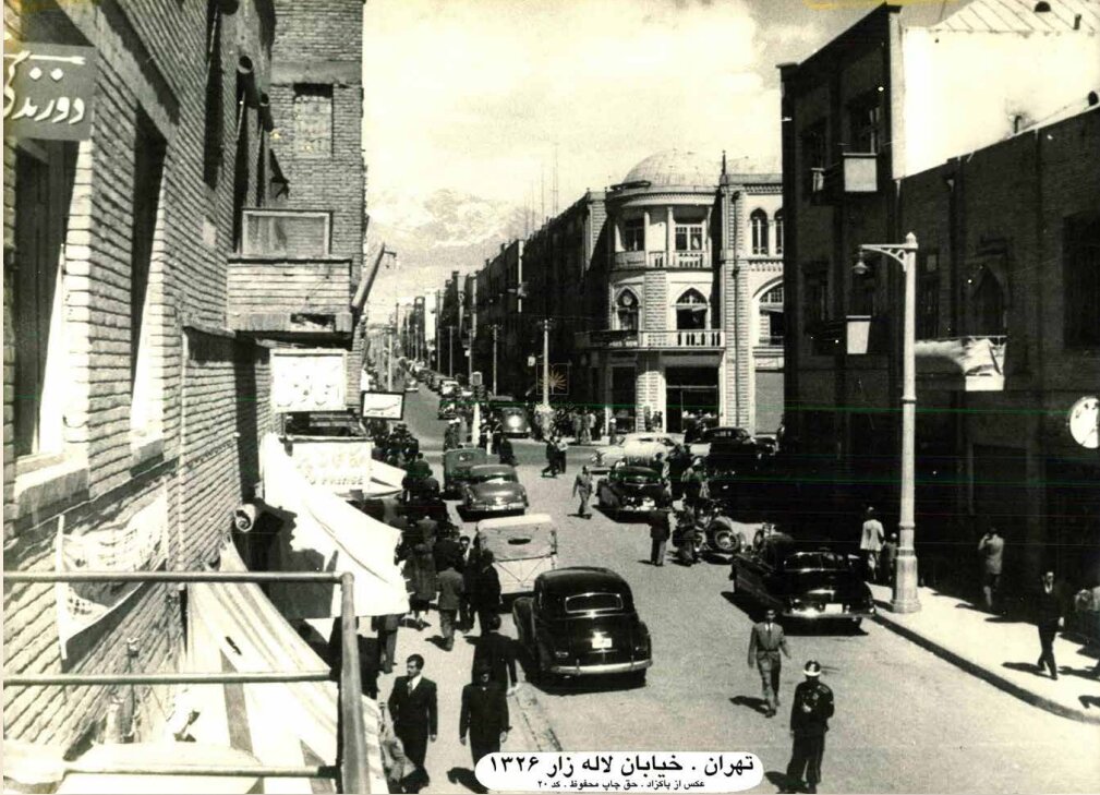 تهران قدیم| تردد این خودروهای خاطره‌انگیز در خیابان لاله‌زار؛ ۷۷ سال قبل/ عکس