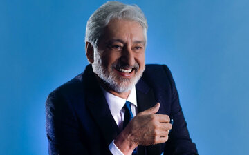 عکس | تصویر یادگاری همایون شجریان با ابی در پشت صحنه کنسرت دبی