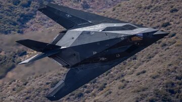 شکار جنگنده رادارگریز آمریکایی هنگام پرواز در ارتفاع کم/ فیلم
