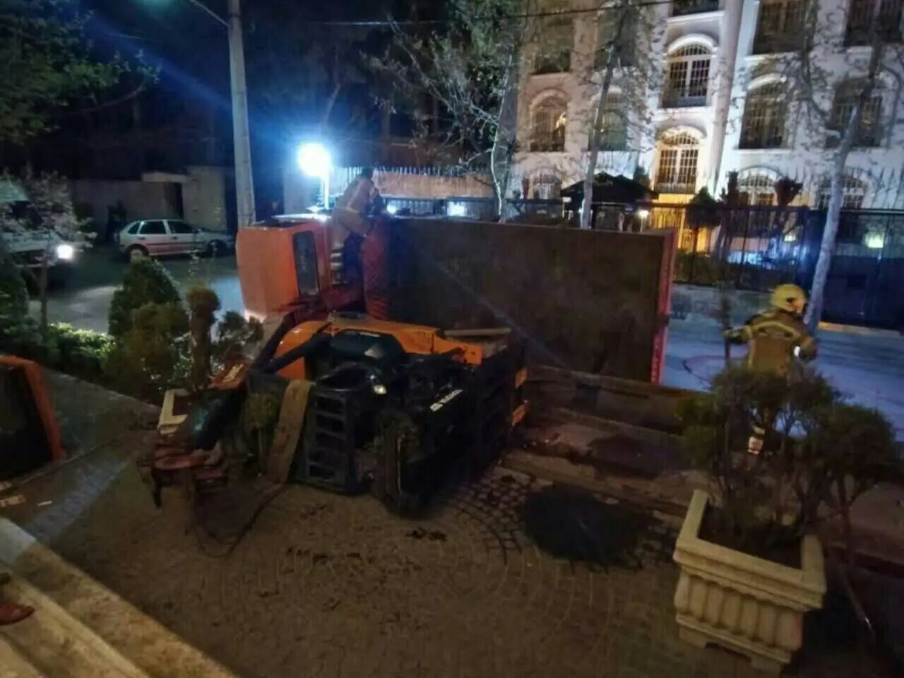 واژگونی جرثقیل در ولنجک تهران / عکس 2