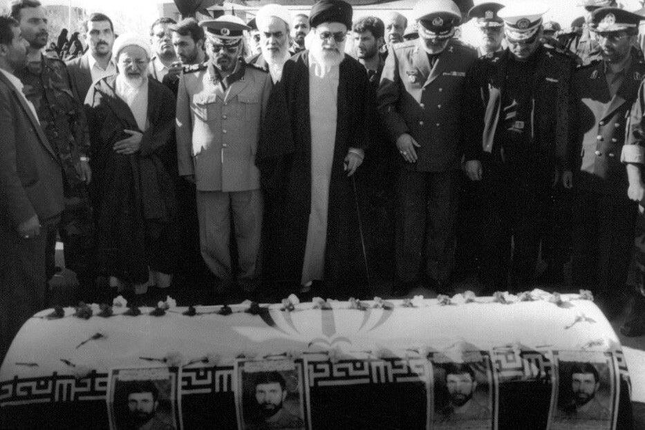 عکسی از رهبر انقلاب در کنار پیکر فرمانده بلندپایه ارتش، شهید صیاد شیرازی