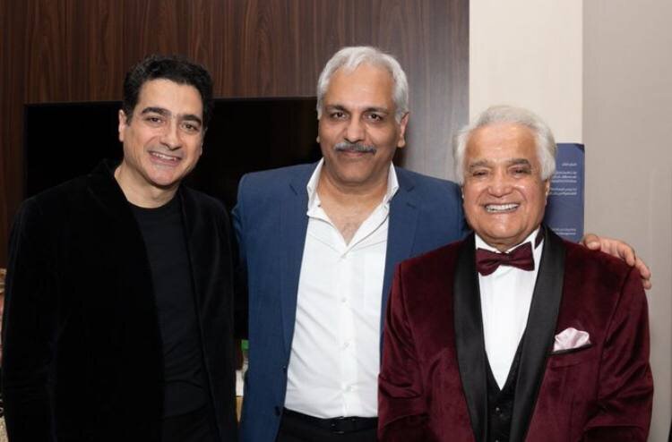 عکس | تصویر پربازدید از حضور مهران مدیری و انوشیروان روحانی در پشت صحنه کنسرت همایون شجریان در دبی