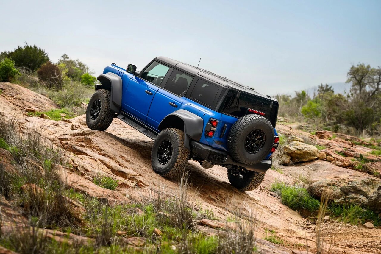 عکس | این خودرو همزمان با خورشید گرفتگی معرفی شد! / شاسی بلندی که از دیوار راست بالا میرود