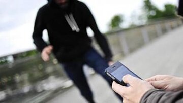 ببینید | لحظه دستگیری موبایل قاپ هندی!