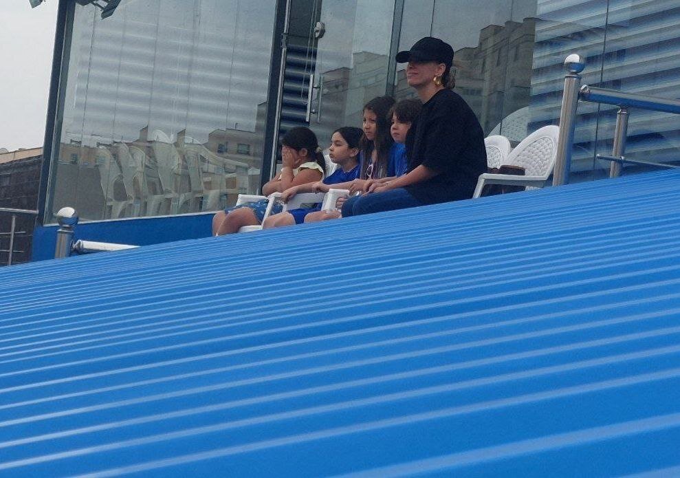 عکس| خانواده ستاره استقلال و دختر نکونام در تمرین آبیها