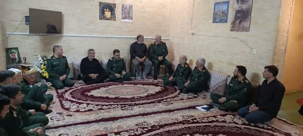 عکسی از فرمانده بلندپایه سپاه در دیدار با خانواده شهدای حمله تروریستی سیستان و بلوچستان