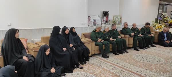 عکسی از فرمانده بلندپایه سپاه در دیدار با خانواده شهدای حمله تروریستی سیستان و بلوچستان