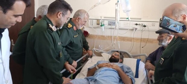 عکسی از فرمانده بلندپایه سپاه در دیدار با خانواده شهدای حمله تروریستی سیستان و بلوچستان