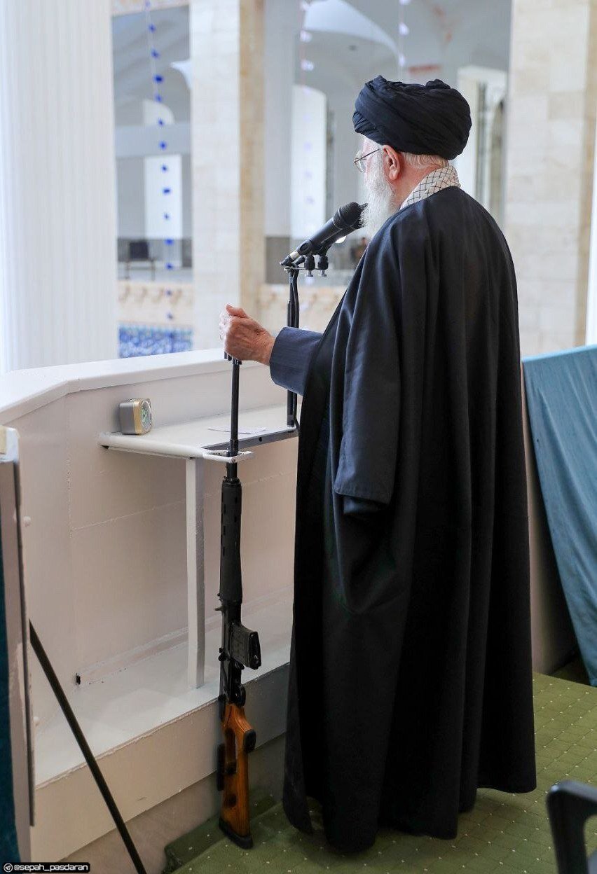 عکس | تصاویری متفاوت از رهبر انقلاب هنگام ایراد خطبههای نماز عید فطر؛ سلاح به دست