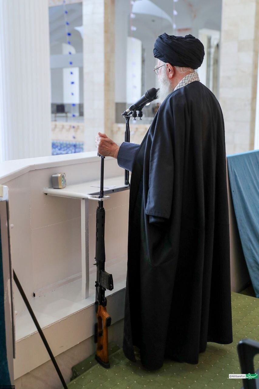 تصویری متفاوت از رهبر انقلاب در نماز عید فطر