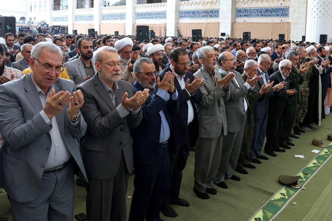 عکسی از علی لاریجانی در نماز عید فطر