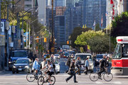 ببینید | خط و نشان عجیب مردم ونکوور برای عبور از خیابان با چاشنی آجر