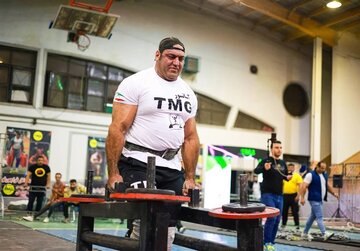 عکس | محراب فاطمی کنار جدیدترین قهرمان مردان آهنین