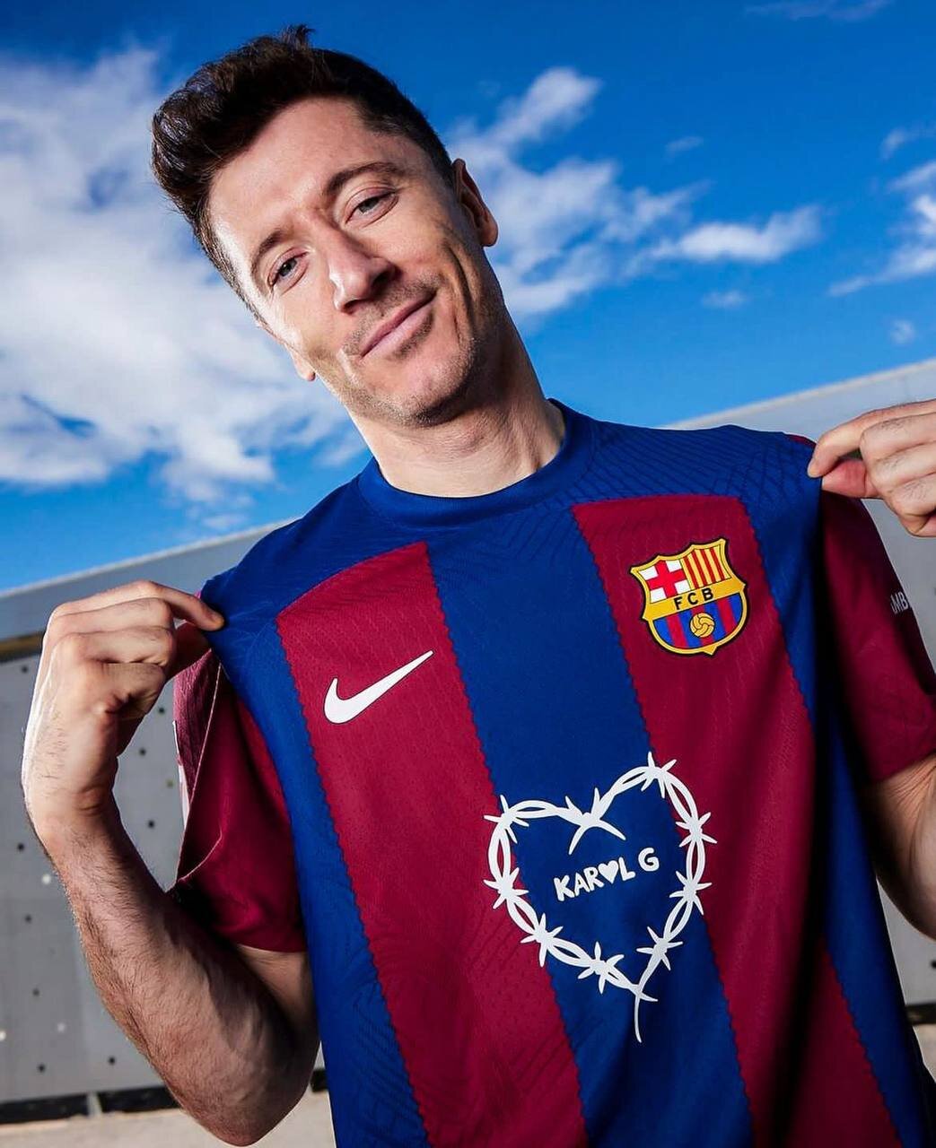 عکس| خواننده زن کلمبیایی روی پیراهن ویژه بارسلونا