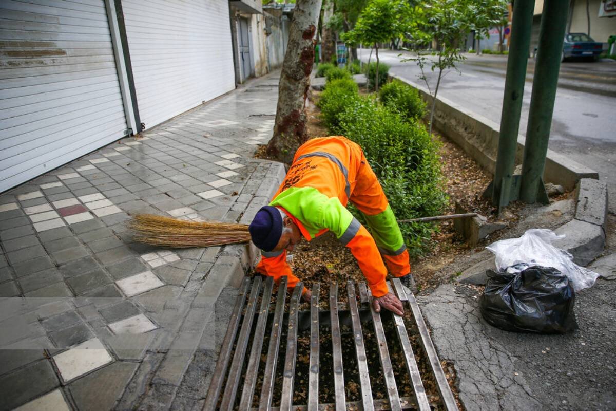 خروج کارگران افغانستانی؛ بحران مدیریت شهری در تهران/ فقط زبالهها روی زمین نماند/ جای نیروهای افغانستانی بدون بیمه و کمترین دستمزد را چه کسی میگیرد؟