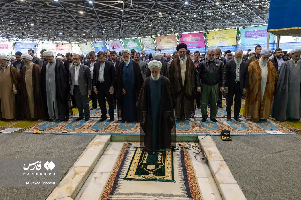 کدام مقامات دولت رئیسی و احمدی نژاد پشت سر کاظم صدیقی نماز خواندند؟ + عکس 2