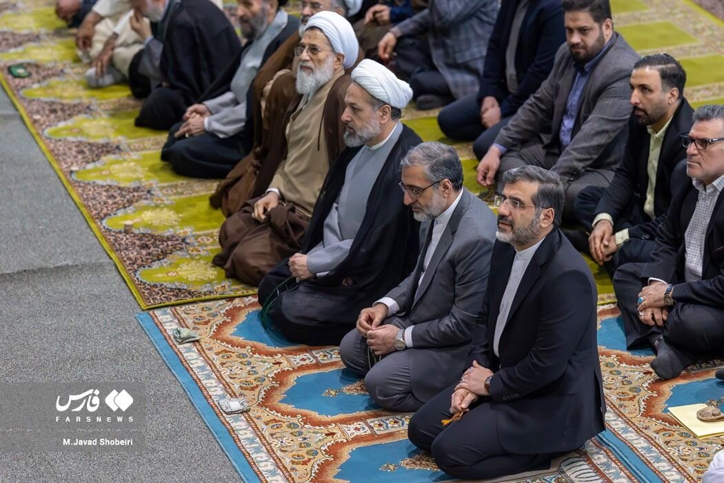 کدام مقامات دولت رئیسی و احمدی نژاد پشت سر کاظم صدیقی نماز خواندند؟ + عکس 3