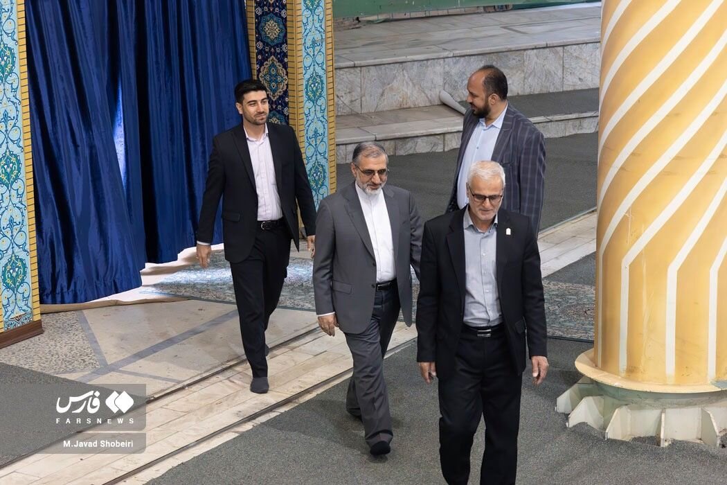 کدام مقامات دولت رئیسی و احمدی نژاد پشت سر کاظم صدیقی نماز خواندند؟ +عکس