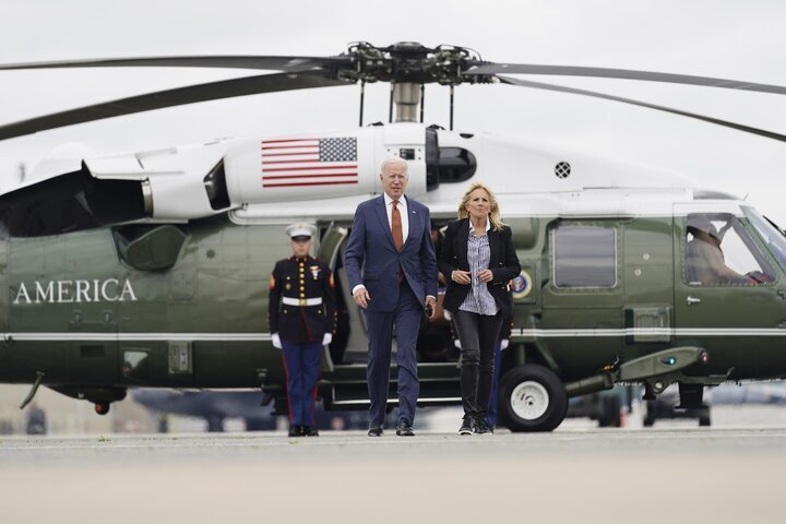 عکس | تصویر بایدن در حال سوار شدن به بالگرد ارتش برای حضور در جلسه شورای امنیت ملی آمریکا