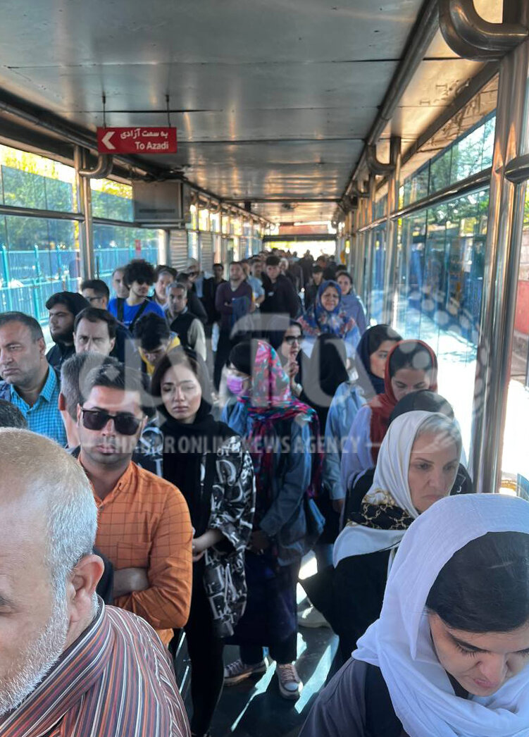 عکس | صف عجیب و طولانی در ایستگاه BRT چهارراه تهران پارس