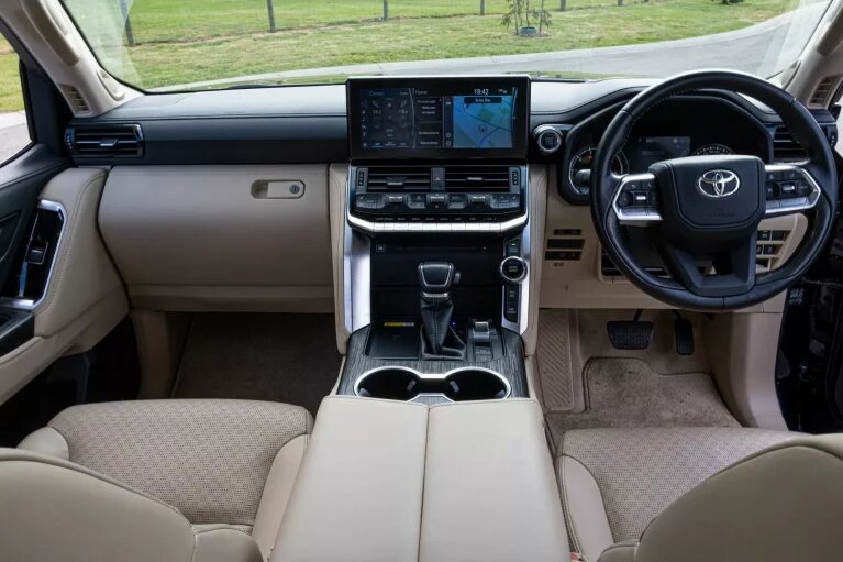 تویوتا لندکروز؛ قیمت نجومی، ایرادهای باورنکردنی / عکس 2 ایرادهای عجیب تویوتا لندکروزر ۳۰۰ مدل ۲۰۲۴ / عکس