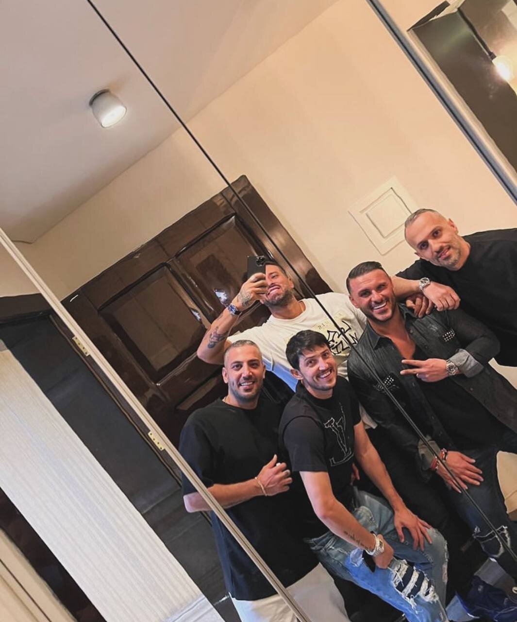 عکس| دورهمی سردار آزمون با خواننده معروف 2