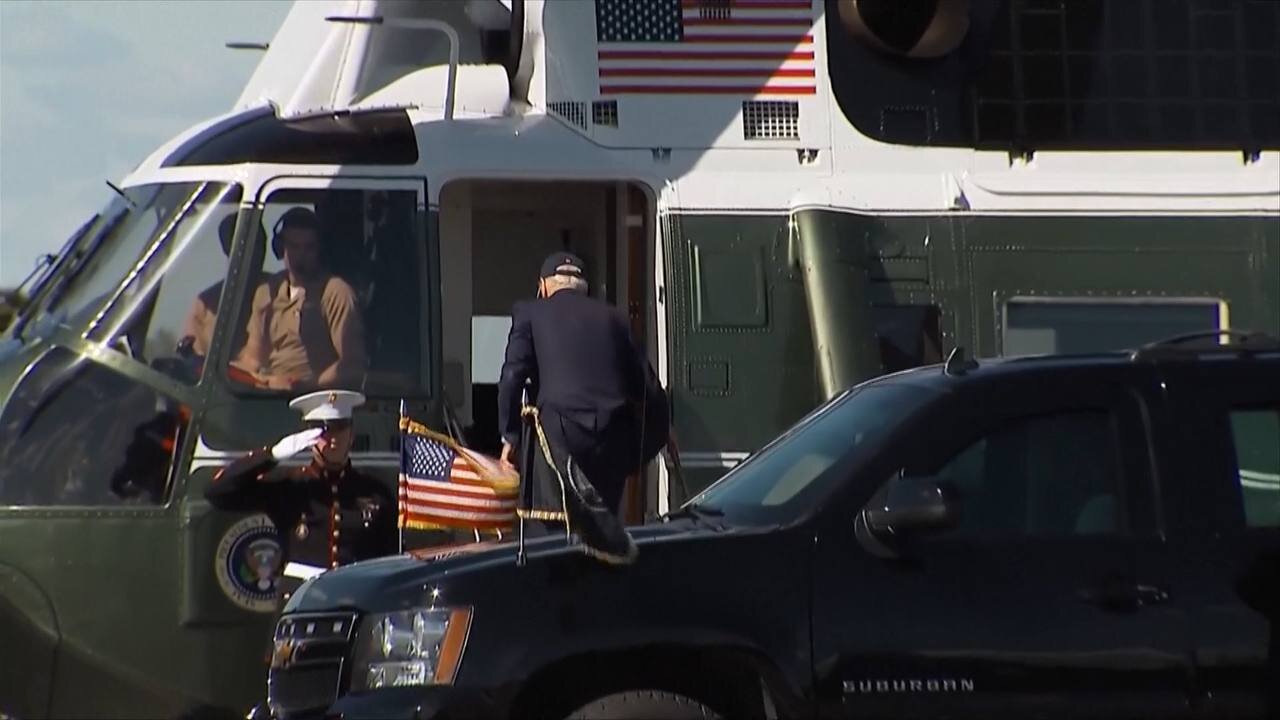 عکس | تصویر بایدن در حال سوار شدن به بالگرد ارتش برای حضور در جلسه شورای امنیت ملی آمریکا