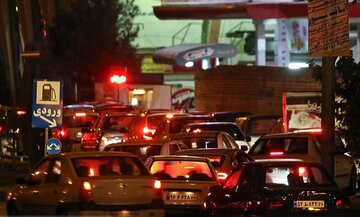 ببینید | صف‌های طولانی خودروها در جایگاه‌های پمپ بنزین ساعتی پس از حمله ایران به اسرائیل