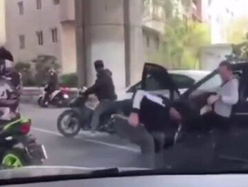 بازسازی صحنه زورگیری در بزرگراه صدر تهران/ مجازات سنگین در انتظار سارقان بازسازی صحنه زورگیری در بزرگراه صدر تهران/ مجازات سنگین در انتظار سارقان