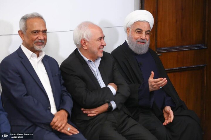 تصاویر | بوسه سیاستمدار معروف بر شانه حسن روحانی؛ مهدی و محسن هاشمی هم بودند 2