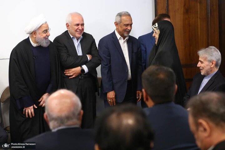 تصاویر | بوسه سیاستمدار معروف بر شانه حسن روحانی؛ مهدی و محسن هاشمی هم بودند 3