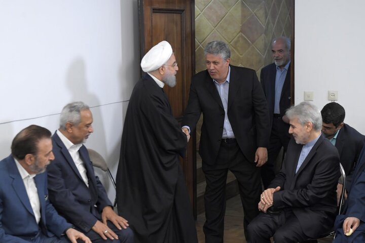 تصاویر | بوسه سیاستمدار معروف بر شانه حسن روحانی؛ مهدی و محسن هاشمی هم بودند 6