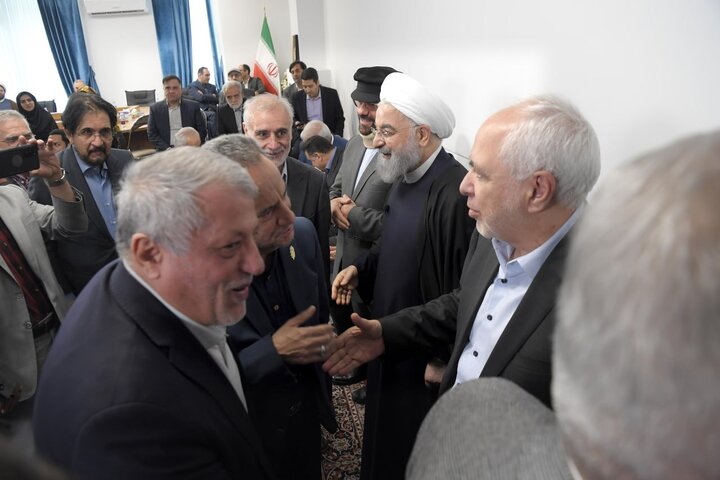 تصاویر | بوسه سیاستمدار معروف بر شانه حسن روحانی؛ مهدی و محسن هاشمی هم بودند 5