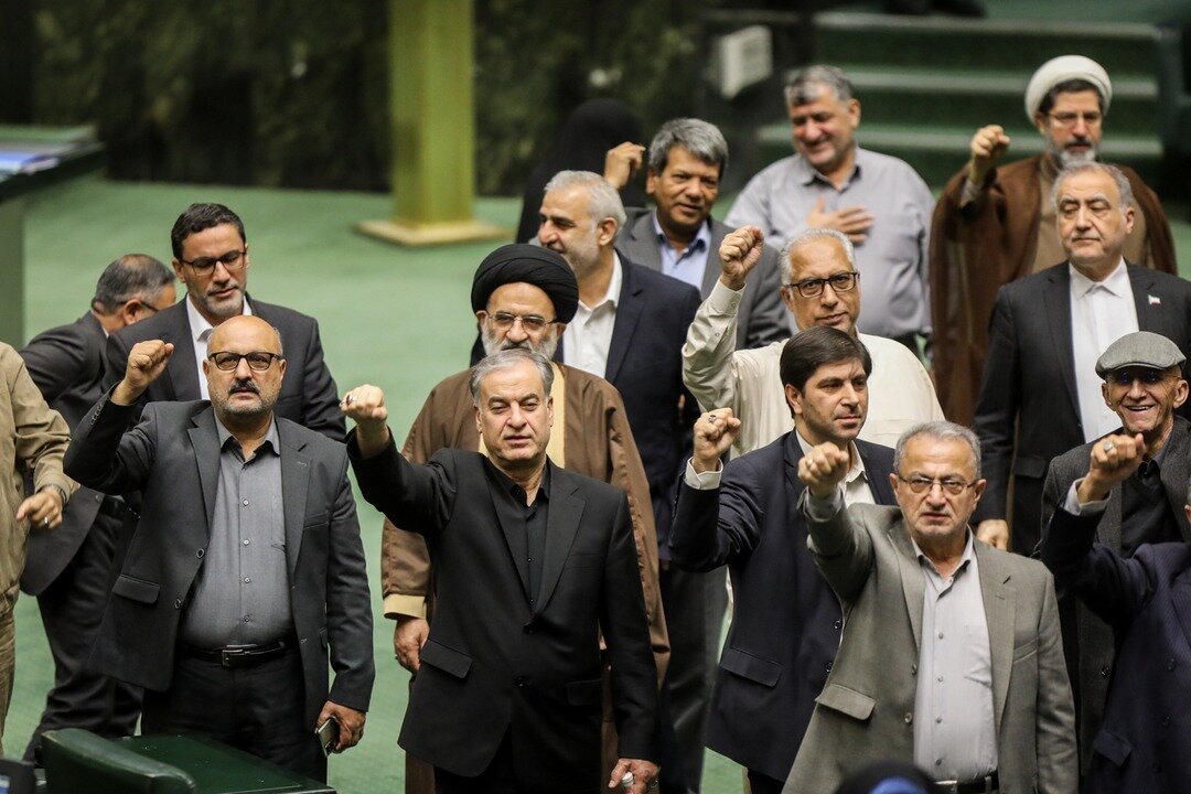 تصاویری از حال و هوای مجلس ساعاتی بعد از حمله سپاه به اسرائیل