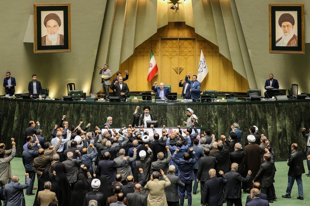 تصاویری از حال و هوای مجلس ساعاتی بعد از حمله سپاه به اسرائیل