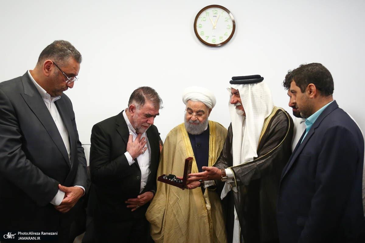 عکس | هدیه خاص و زرینی که حسن روحانی دریافت کرد؛ عبای عربی بر تن رئیس‌جمهور سابق