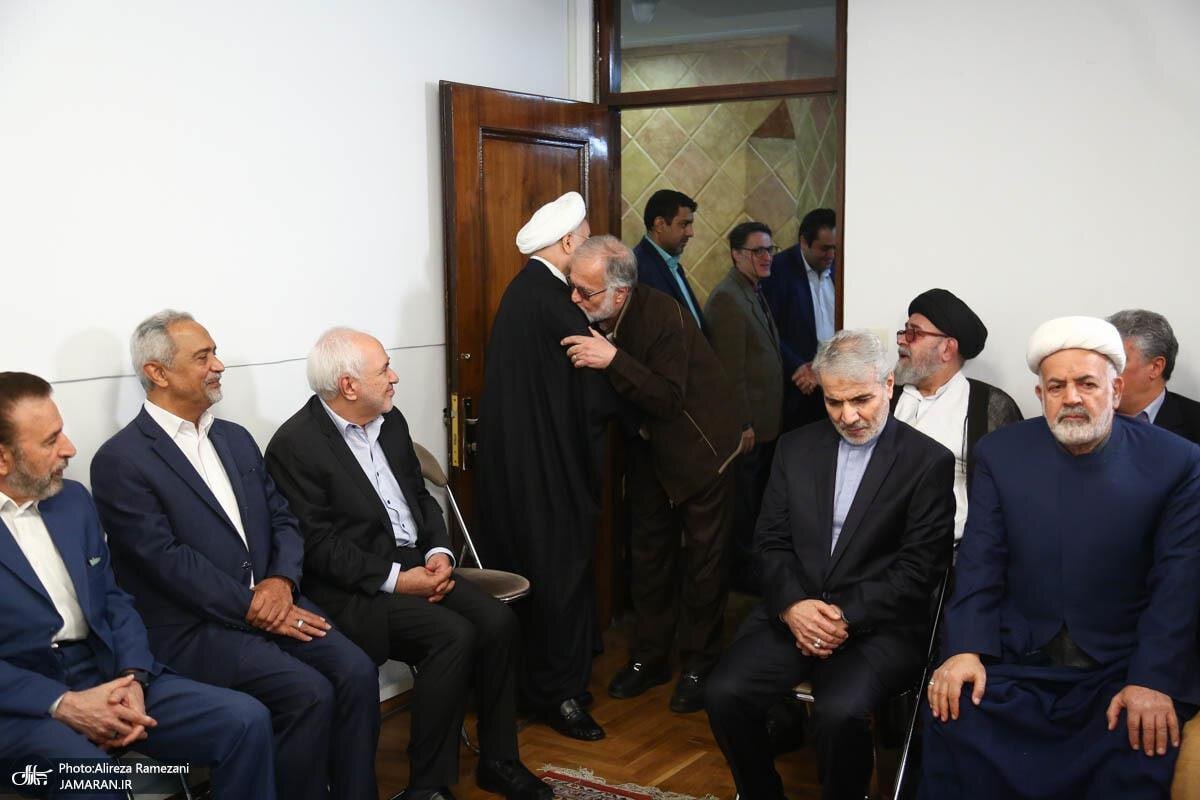 خبرآنلاین - تصاویر | بوسه سیاستمدار معروف بر شانه حسن روحانی؛ مهدی و محسن  هاشمی هم بودند