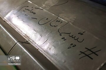 تصاویر | عکس‌هایی از نوشتن شعار روی موشک‌های سپاه قبل از پرتاب به سوی اسرائیل