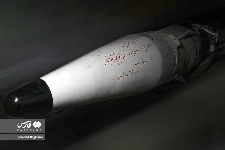 تصاویر | عکس‌هایی از نوشتن شعار روی موشک‌های سپاه قبل از پرتاب به سوی اسرائیل 3