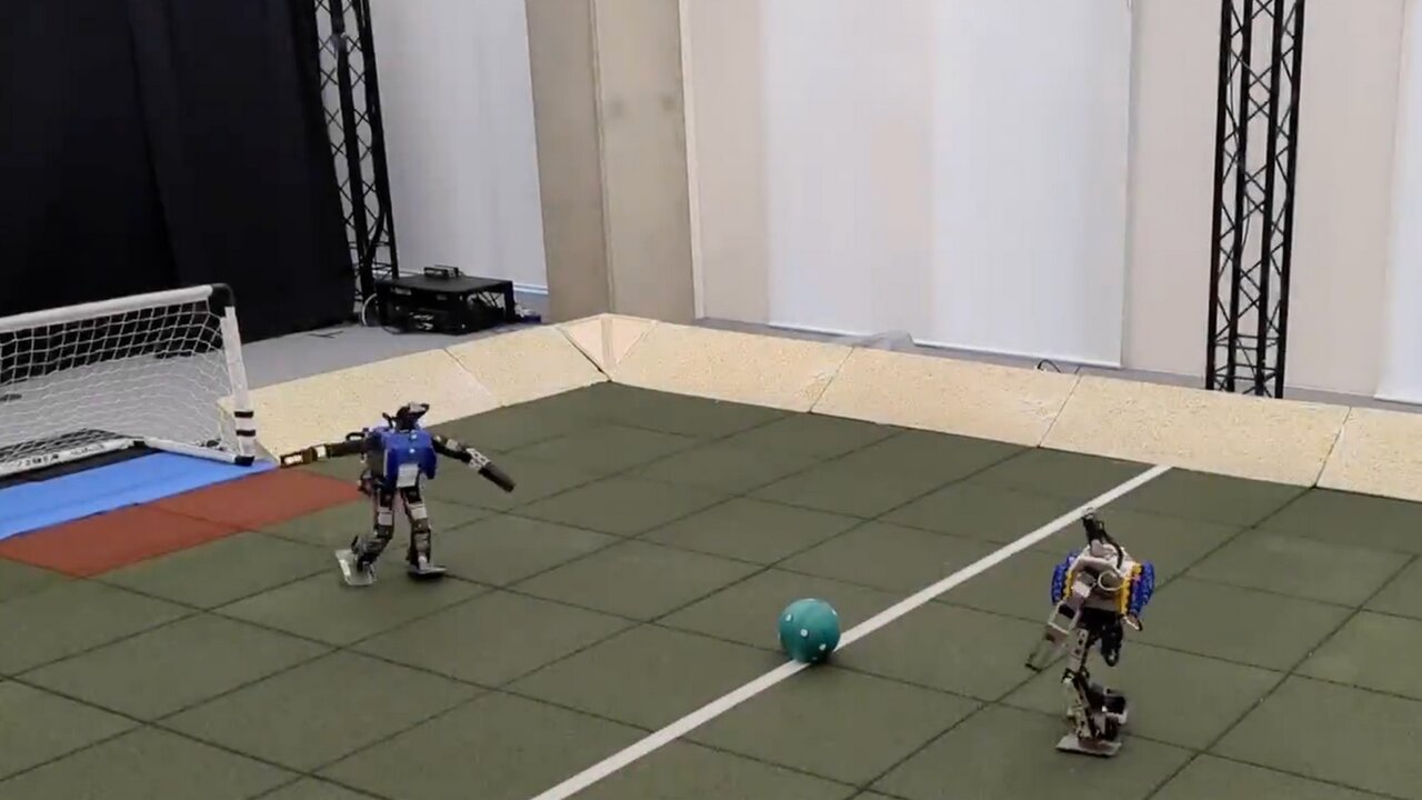 ببینید| ربات‌های انسان‌نمای گوگل در زمین چمن، فوتبال بازی می‌کنند