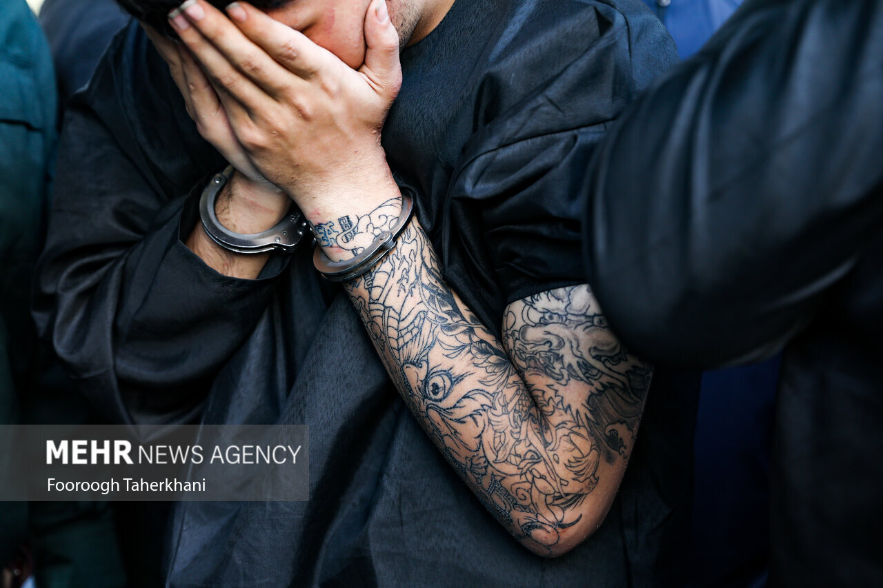 عکس | خالکوبیهای عجیب روی دست یکی از سارقین خشن پل صدر!