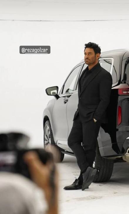 عکس | ژست مدلینگ محمدرضا گلزار در کنار خودروی شاسیبلند و لوکس!