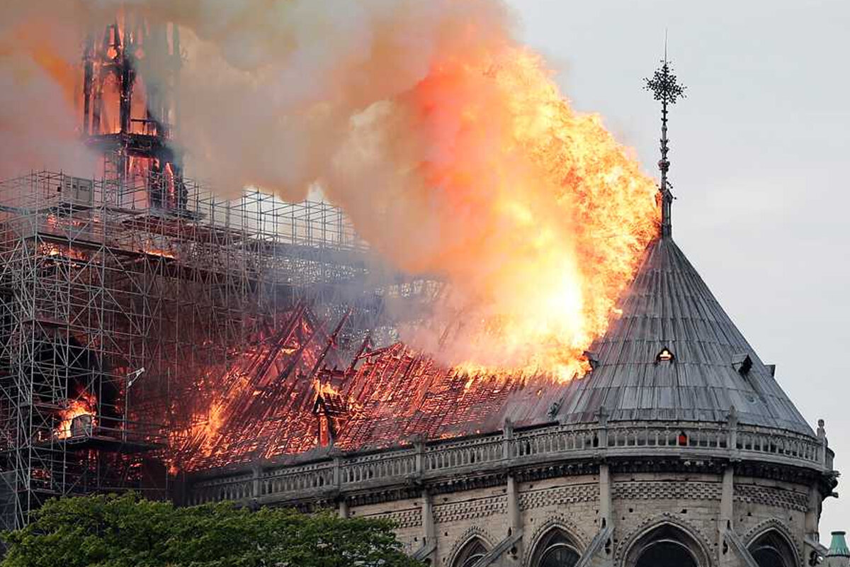 ببینید | ساختمان تاریخی دانمارک در آتش سوخت